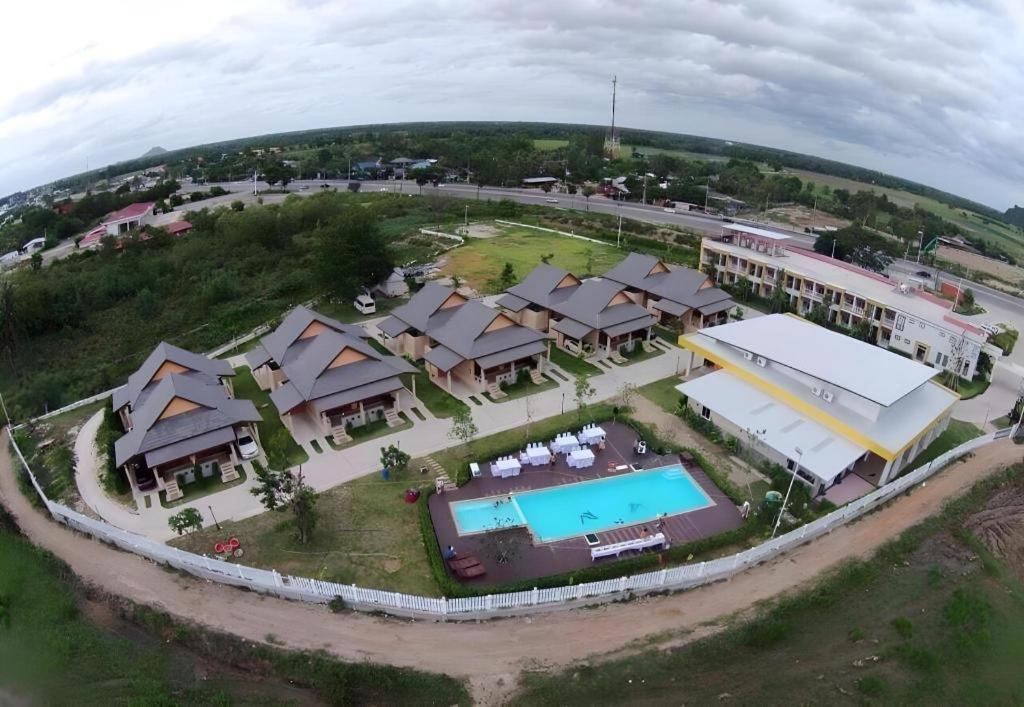 Juntima Boutique Hotel Phetchaburi Exterior foto